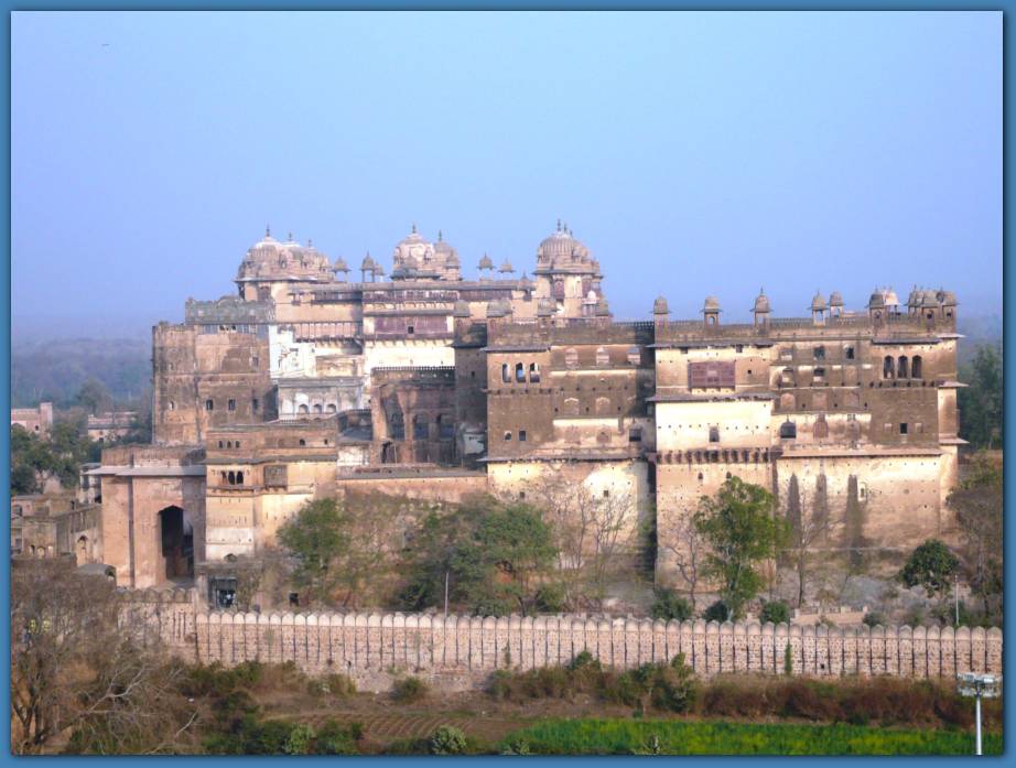 900x674 pixels (83K)